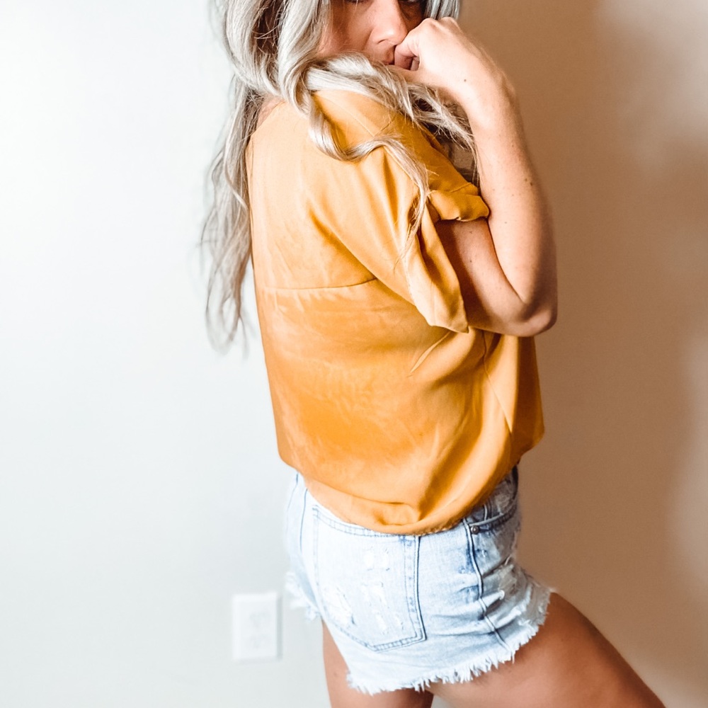 Yellow gold cropped shirt